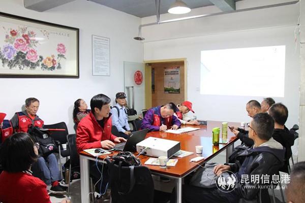 云南熊貓國際旅行社副總經(jīng)理李勁松與現(xiàn)場嘉賓交流