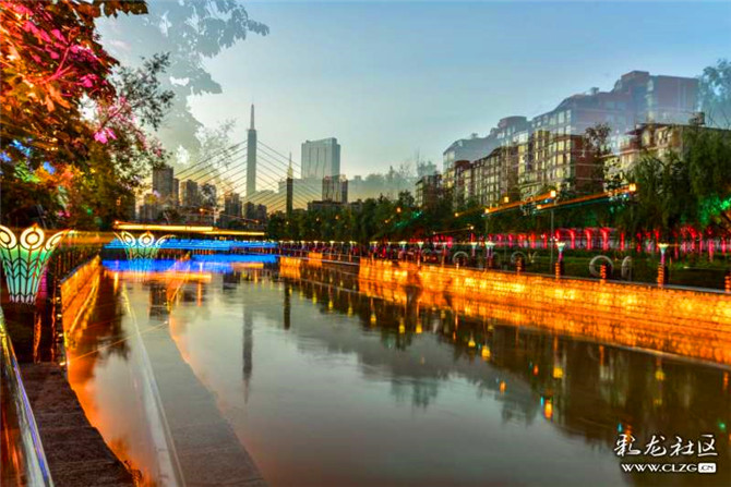 2、 盤龍江之夜景（桃源廣場段）。彩龍社區(qū)網(wǎng)友銅鐘 攝