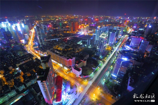 1、流光溢彩北京路。彩龍社區(qū)網(wǎng)友無崖子 攝