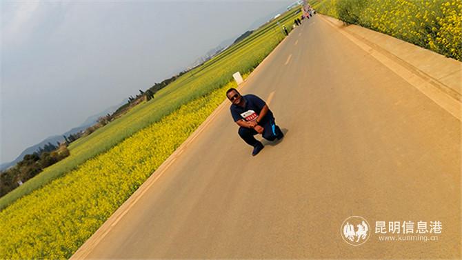 4 Kabir Md Alamgir在花海國(guó)際馬拉松比賽賽道上。供圖