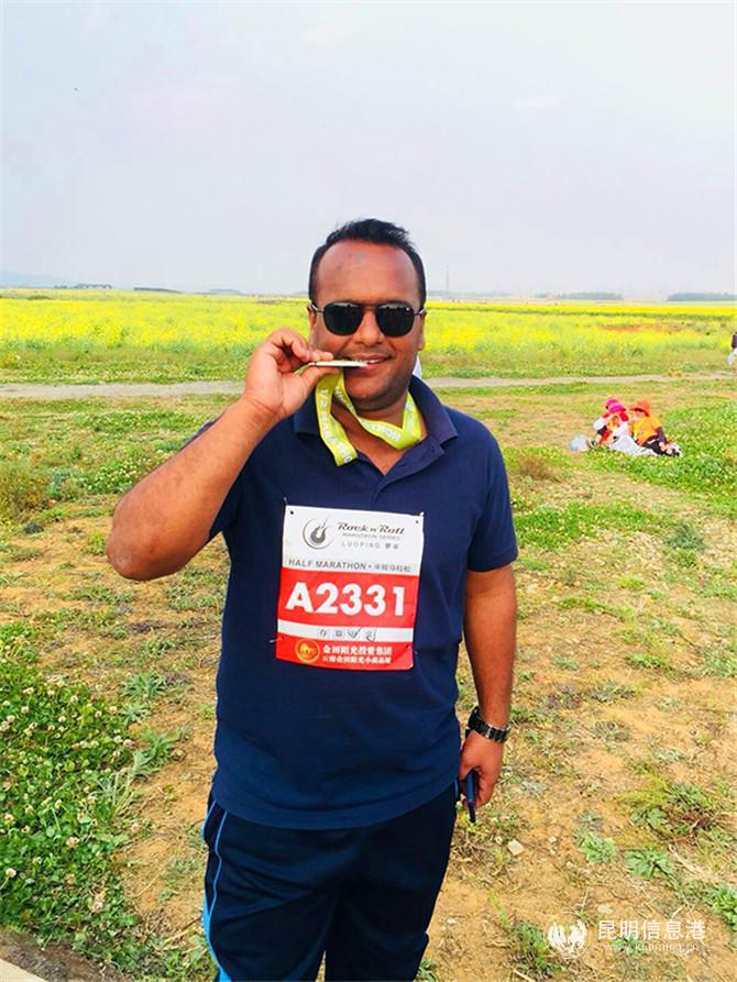 5 Kabir Md Alamgir在羅平參加花海國(guó)際馬拉松比賽。供圖