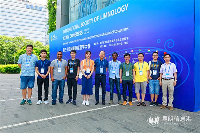 6 Kabir Md Alamgir（左三）參加第三十四屆國(guó)際湖沼學(xué)大會(huì)。供圖