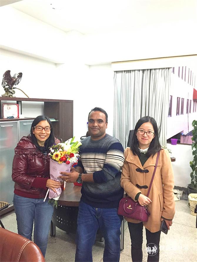 3 Kabir Md Alamgir在教師節(jié)給她的導(dǎo)師（左送上一束鮮花以示感謝。供圖