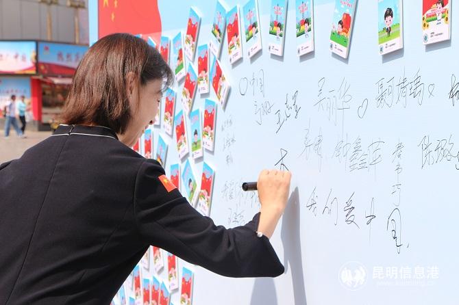 在明信片展示板上留名 在明信片展示板上留名