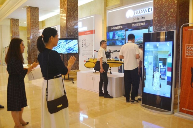 參觀者體驗5G產(chǎn)品