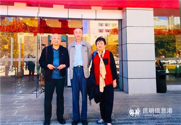 2016年10月21日，秦建云（中）與陳賡將軍之子陳知建、女兒陳知進(jìn)合影。供圖