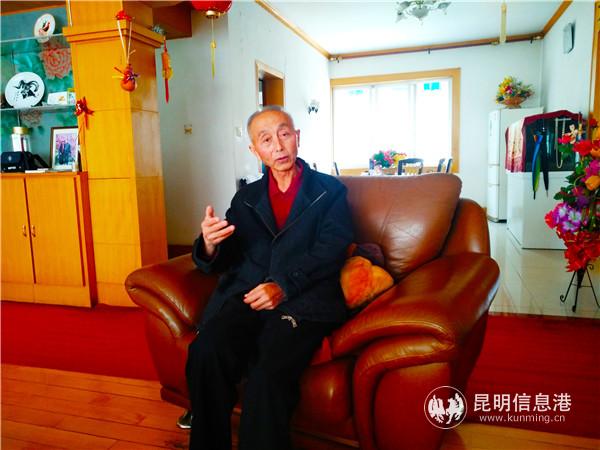 秦建云在家中接受記者采訪。記者江楓 攝