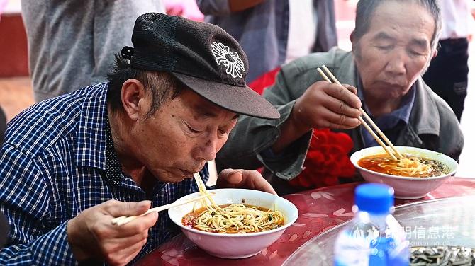 老人共享“國(guó)慶面”