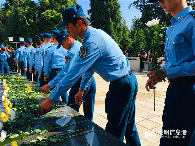 圖4 在場人員向烈士進獻鮮花表達哀思之情