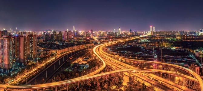 西山封面之車水馬龍。彩龍社區(qū)@風輕云淡 攝