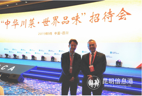 李惠中先生（右）與海外華僑在招待會晚宴現(xiàn)場