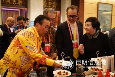 李錦記中國企業(yè)事務(wù)總監(jiān)賴潔珊（右）向嘉賓介紹李錦記產(chǎn)品