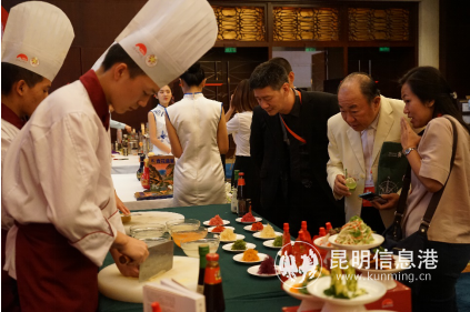 海外華僑紛紛被希望廚師扎實的刀工技藝吸引，嘆為觀止