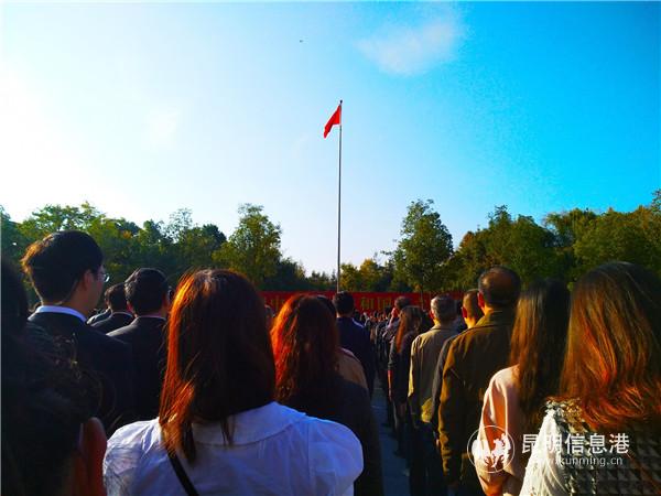 五星紅旗在全場(chǎng)人員的注目下冉冉升起。記者江楓 攝