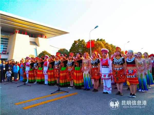 參加升旗儀式的少數(shù)民族代表。記者江楓 攝