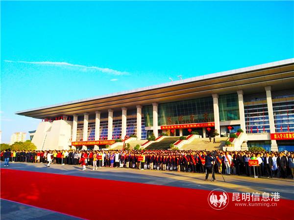 升旗儀式現(xiàn)場(chǎng)。記者江楓 攝