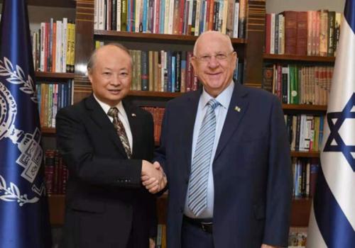 9月25日， 駐以色列大使詹永新應約會見以色列總統(tǒng)里夫林，里夫林就新中國成立70周年表示祝賀。(圖片來源：中國駐以色列大使館)。