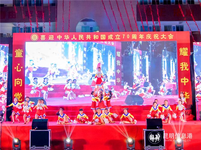 啦啦操隊(duì)帶來(lái)《中國(guó)夢(mèng)想秀》表演，他們?cè)?017年赴美參加世錦賽，并獲得世界第四的好成績(jī)。