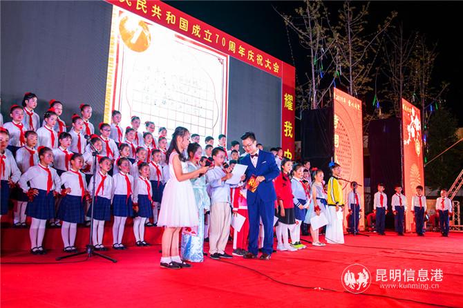 二年級(jí)背紅詩(shī)，三至六年級(jí)現(xiàn)場(chǎng)作紅詩(shī)，猜猜誰(shuí)是詩(shī)詞小狀元？