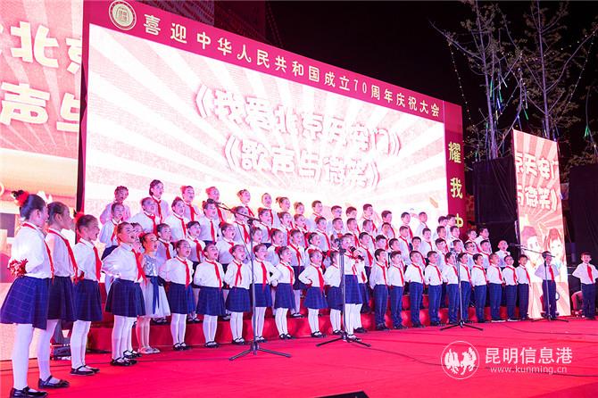 三年級(jí)同學(xué)用《歌聲與微笑》唱響《我愛北京天安門》