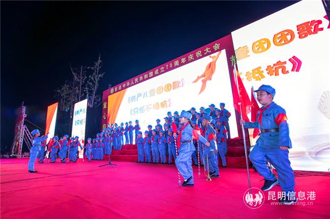 二年級(jí)表演《共產(chǎn)兒童團(tuán)團(tuán)歌》《只怕不抵抗》