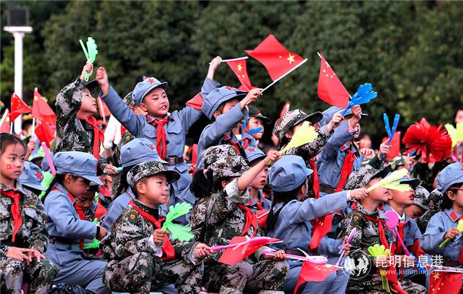 臺(tái)下觀眾席上的小朋友格外多,氣氛也比以往更加熱鬧。