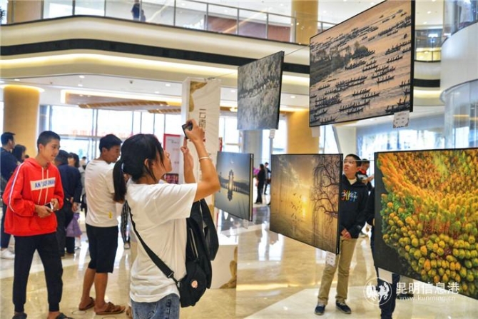 市民觀看展出攝影作品。云南畫報社李曉超 攝