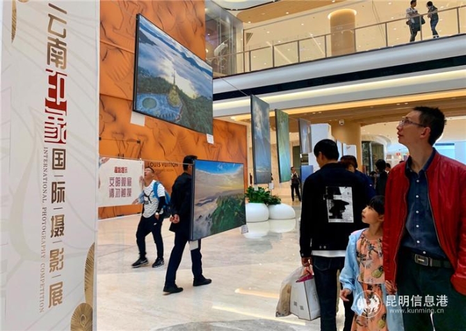 市民觀看展出攝影作品。