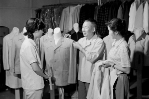 20世紀(jì)80年代初，灰色中山裝和藍(lán)色解放裝是當(dāng)時(shí)的主流服裝。劉建華攝