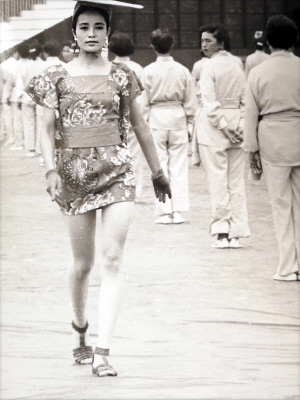 20世紀(jì)80年代末至90年代中期盛行的時(shí)裝表演。模特身著具有云南民族特色的迷你短裙。林堅(jiān)攝