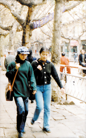 20世紀(jì)90年代，金碧路上穿著文藝的女青年。林堅(jiān)攝