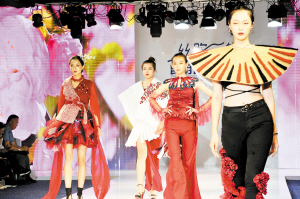 進(jìn)入21世紀(jì)，人們的衣裝朝著體現(xiàn)時(shí)尚、張揚(yáng)個(gè)性上發(fā)展。記者劉凱達(dá)攝