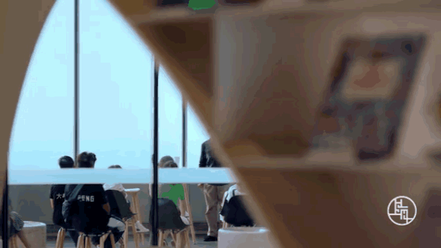 武康大樓（上）和上海中心朵云書院，新老建筑傳承上海歷史和文化