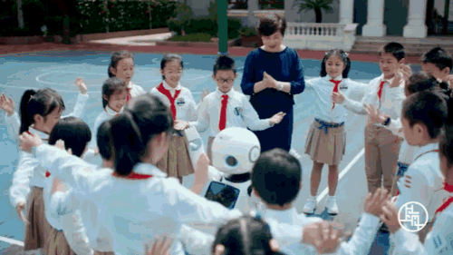  體驗(yàn)垃圾分類課的小學(xué)生和定時(shí)定點(diǎn)投遞垃圾的街道居民