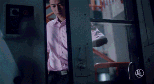 地鐵清晨第?班地鐵駛出始發(fā)站