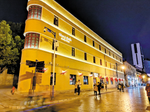 游客夜游昆明老街。記者劉凱達攝