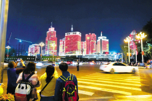 東風廣場旁盤龍江邊流光溢彩。 記者王俊星攝