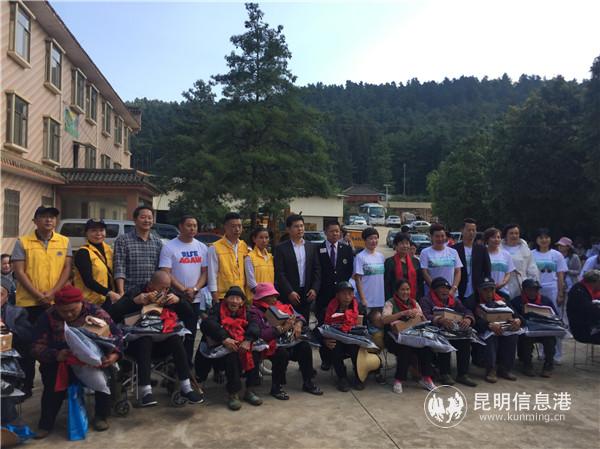 參與人員與老人們合影