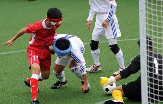 中國(guó)盲人足球隊(duì)第六次稱(chēng)霸亞洲，看不見(jiàn)球的踢球者這樣擠進(jìn)世界前三……