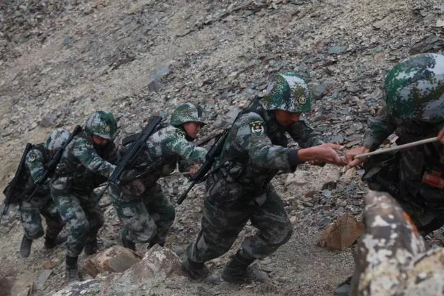 這個(gè)國慶，中國軍人的身影一直在路上