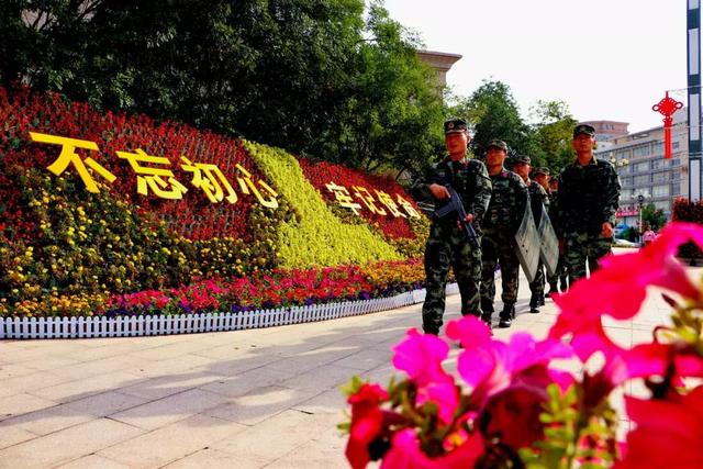 這個(gè)國慶，中國軍人的身影一直在路上