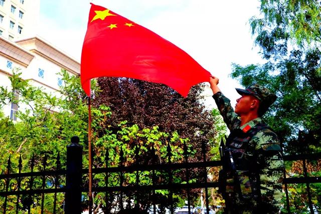 這個(gè)國慶，中國軍人的身影一直在路上