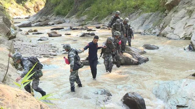 這個(gè)國慶，中國軍人的身影一直在路上