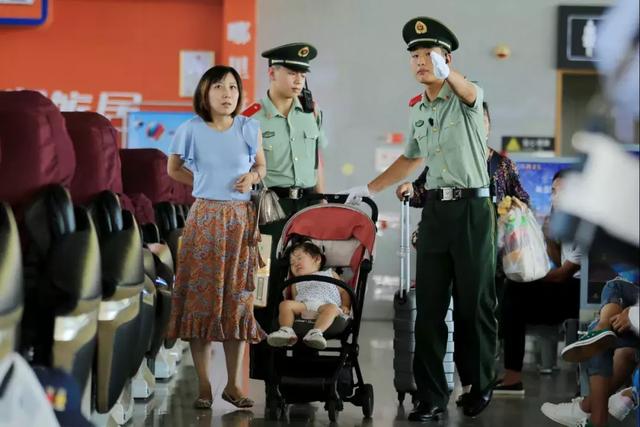 這個(gè)國慶，中國軍人的身影一直在路上