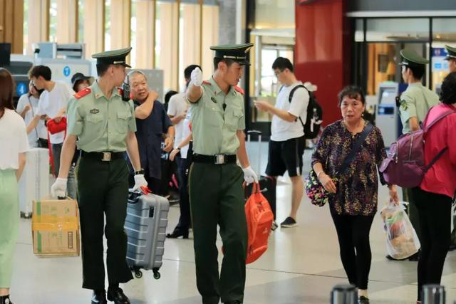 這個(gè)國慶，中國軍人的身影一直在路上