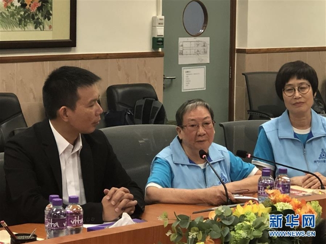 10月7日，澳門街坊總會(huì)頤駿中心長者義工組老人陳雨蓮（中）在活動(dòng)中發(fā)言。 新華社記者 郭鑫 攝