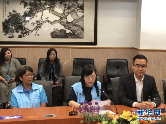 10月7日，為老人們代筆給習(xí)主席寫信的馬騰（中）在朗讀回信。 新華社記者 郭鑫 攝