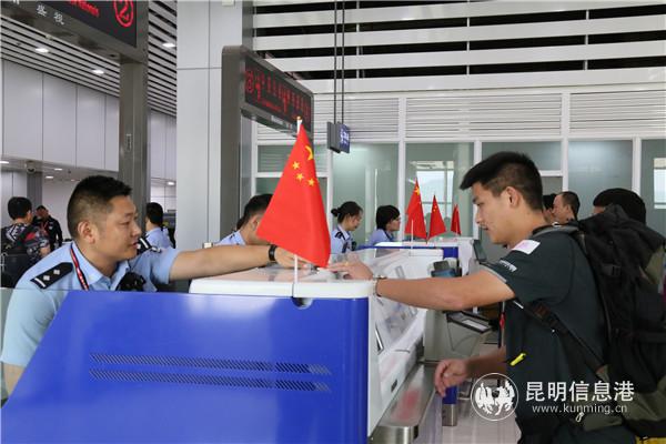 邊檢站工作人員在驗(yàn)放出入境 邊檢站工作人員在驗(yàn)放出入境