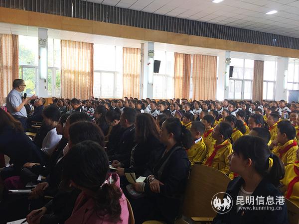 張瑞才與學(xué)生教師們面對面交流。記者孫紅亮攝