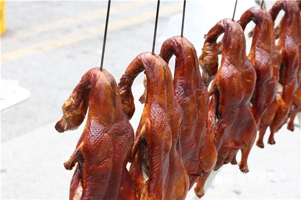 只只烤鴨 噴香誘人。